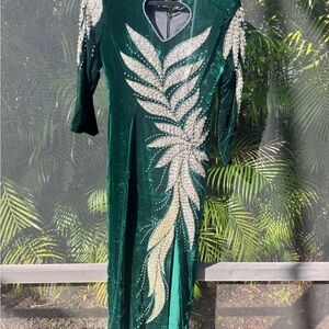 Elegant Green Long Sleeve Dress with Embellishments VINTAGE